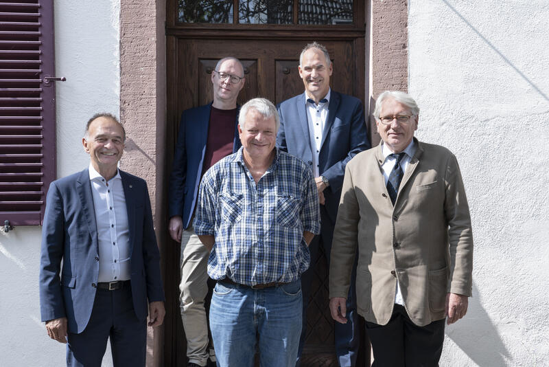 Landrat Dr. Fritz Brechtel (GER), Laudator Matthias Kniep, Preistr&auml;ger Ulf Stolterfoht, Landrat Dietmar Seefeldt (S&Uuml;W) und Hans Thill, k&uuml;nstlerischer Leiter des K&uuml;nstlerhauses Edenkoben, am Rande der Preisverleihung. 