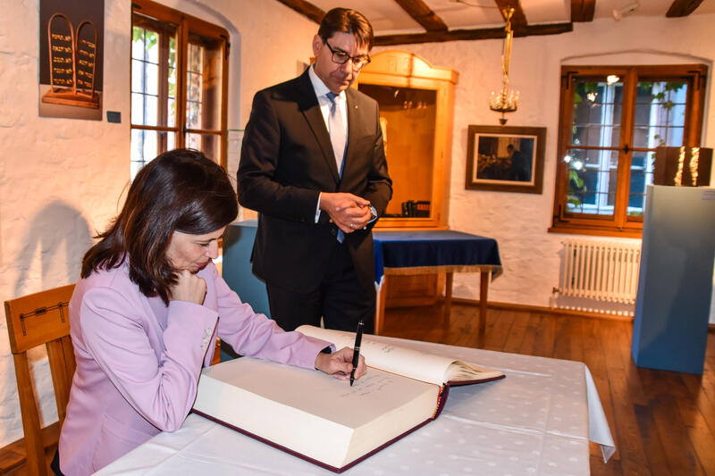Die israelische Generalkonsulin Carmela Shamir trug sich bei ihrem Besuch ins Goldene Buch der Stadt Landau ein.