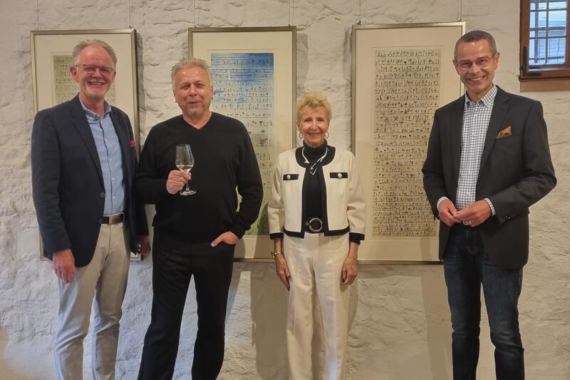 B&uuml;rgermeister und Kulturdezernent Dr. Maximilian Ingenthron gemeinsam mit Galeristin Ursula Zoller, K&uuml;nstler Falko Behrendt sowie Oberb&uuml;rgermeister a.D. Hans-Dieter Schlimmer (v.r.n.l.) bei der Ausstellungser&ouml;ffnung in der Galerie Z. 