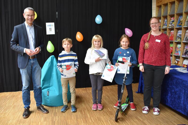 B&uuml;rgermeister Dr. Maximilian Ingenthron (links) und die Leiterin der Kinder- und Jugendbibliothek Magdalena Schlosser (rechts) gemeinsam mit dem Gewinner und den beiden Gewinnerinnen der Lesesommer-Hauptpreise. 