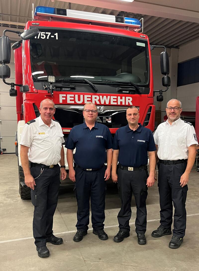 Brand- und Katastrophenschutzinspekteur Dirk Hargesheimer, der neue Queichheimer Wehrf&uuml;hrer Bastian Stephan, dessen Stellvertreter Jonas B&ouml;hm und der stellvertretende Brand- und Katastrophenschutzinspekteur Michael Bumb (v.l.n.r.) im Anschluss an die Wahl
