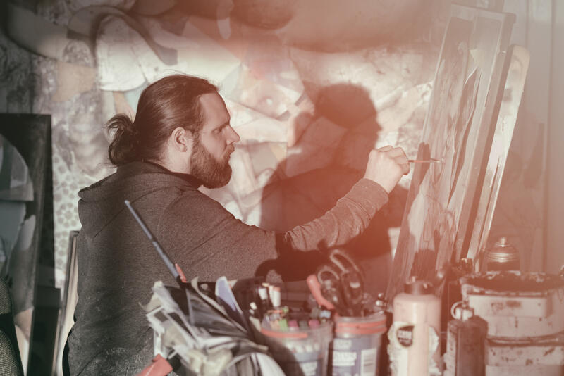 Der K&uuml;nstler Dominik Schmitt in seinem Atelier in Landau. 