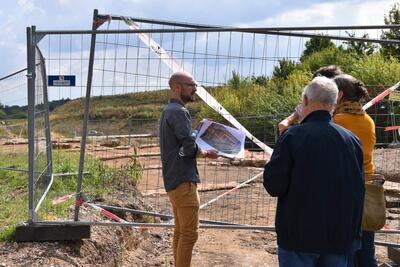 Bild vergr&ouml;&szlig;ern: Beim Tag des offenen Denkmals konnten die Landauerinnen und Landauer die sp&auml;tr&ouml;mischen Funde nahe Godramstein bestaunen - hier erl&auml;utert von Dr. David Hissnauer von der Landesarch&auml;ologie.