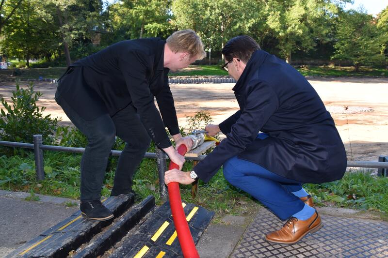 OB Hirsch (r.) und Umweltdezernent Hartmann beim &raquo;Wasser marsch&laquo; f&uuml;r den Landauer Schwanenweiher. 