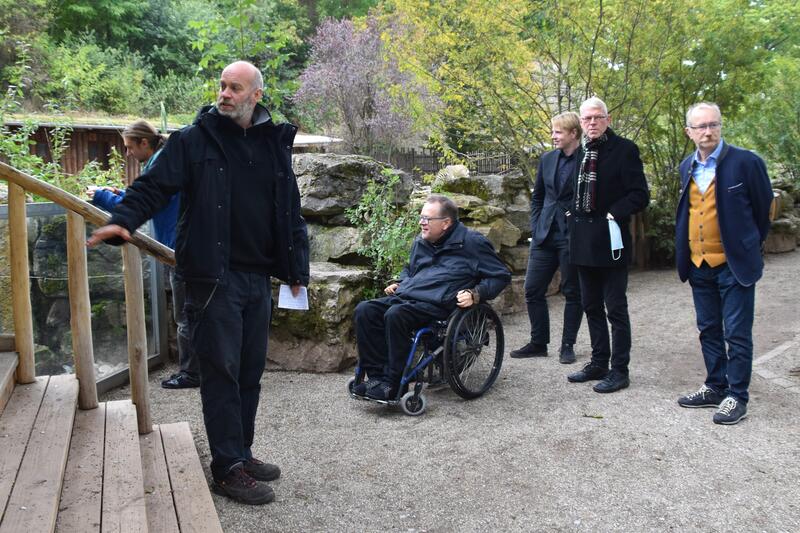 Bei der F&uuml;hrung durch den Zoo mit Revierinspektor Gregor M&uuml;ller (links) wurden Matthias R&ouml;sch (Mitte) und die Beiratsmitglieder von den Beigeordneten Lukas Hartmann (3.v.r.) und Jochen Silbernagel (rechts) begleitet. 