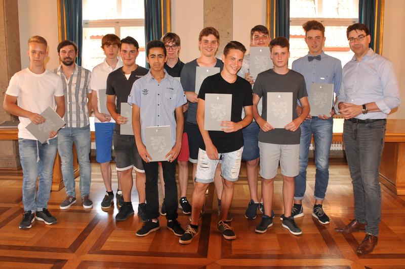 Im Empfangssaal des Landauer Rathauses &uuml;berreichte Oberb&uuml;rgermeister Thomas Hirsch (r.) im Beisein von Projektleiter Pyrwan Becker von der st&auml;dtischen Jugendf&ouml;rderung (2.v.l.) den zehn Teilnehmern des aktuellen Durchgangs &raquo;Sozial Engagierte Jungs&laquo; die Zer