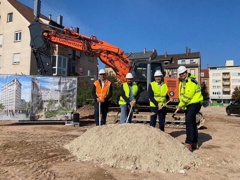 Von links nach rechts: Harald Gollwitzer, Michael Baureis, OB Thomas Hirsch und Alexander Klu&szlig; beim Spatenstich.
