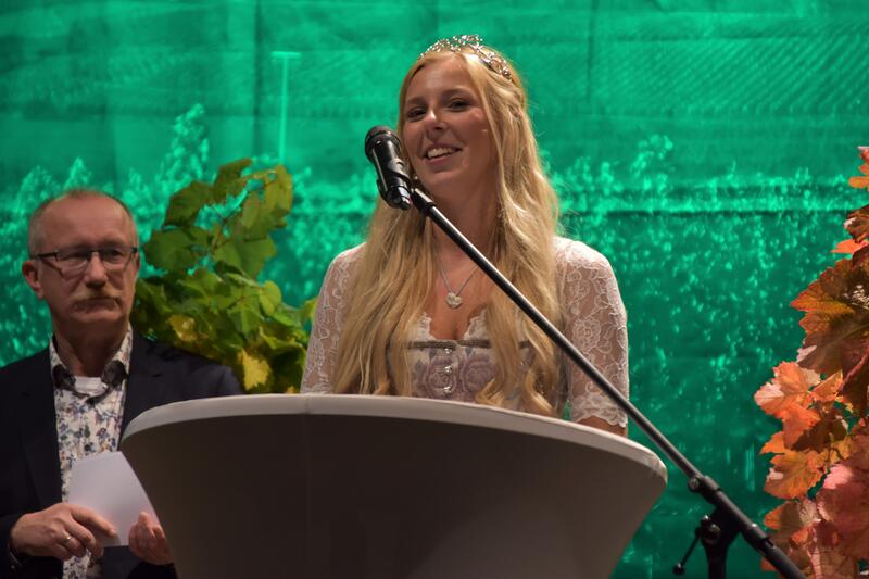 Frisch gekr&ouml;nt: die neue Landauer Weinprinzessin Jasmin Hantke alias Jasmin I. 