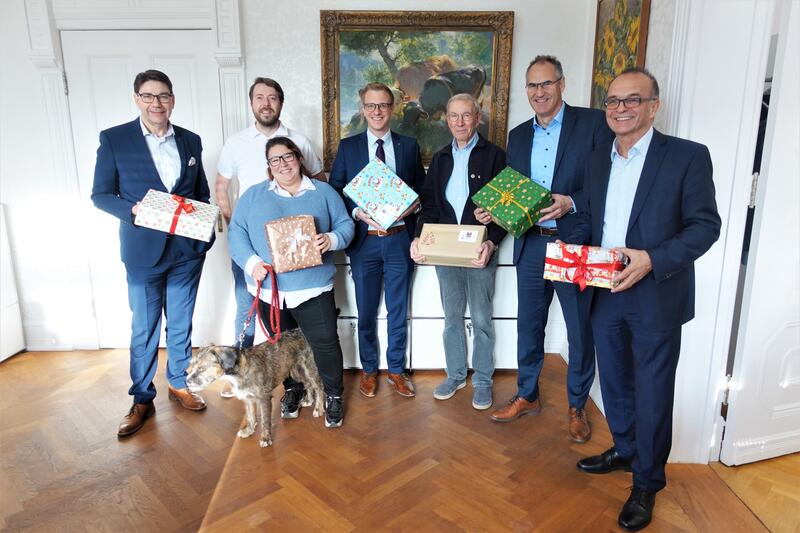 Werben gemeinsam f&uuml;r die gute Sache: (v.l.) Oberb&uuml;rgermeister Thomas Hirsch (Stadt Landau), Tiffany Vogel (Ladies Circle 46 S&Uuml;W), dahinter David Johnson (Round Table 64 S&uuml;dpfalz), Daniel Schneider (Round Table 39 Weinstra&szlig;e), Peter-J&uuml;rgen Wolters (Old Tab