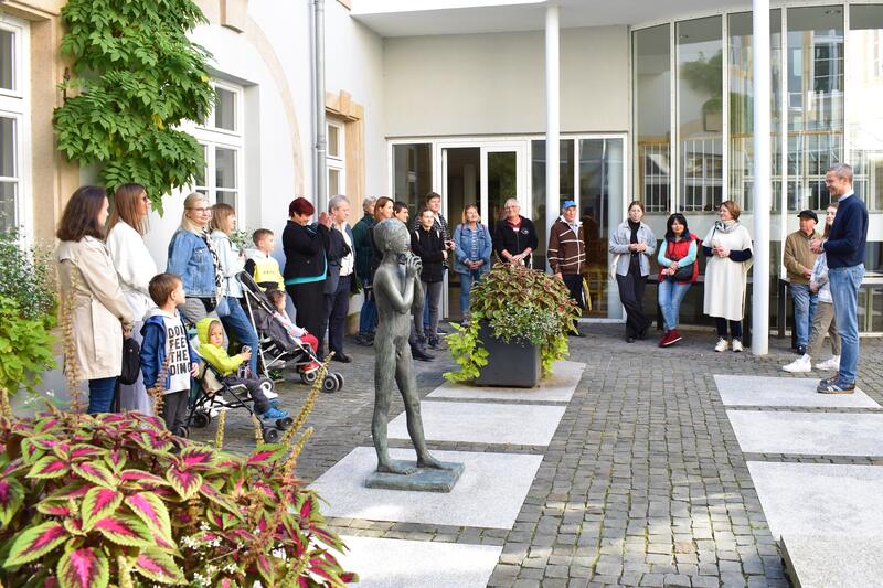 B&uuml;rgermeister Dr. Maximilian Ingenthron (rechts) begr&uuml;&szlig;te die Teilnehmerinnen und Teilnehmer der Stadtf&uuml;hrung f&uuml;r aus der Ukraine gefl&uuml;chtete Menschen im Innenhof des Landauer Rathauses. 
