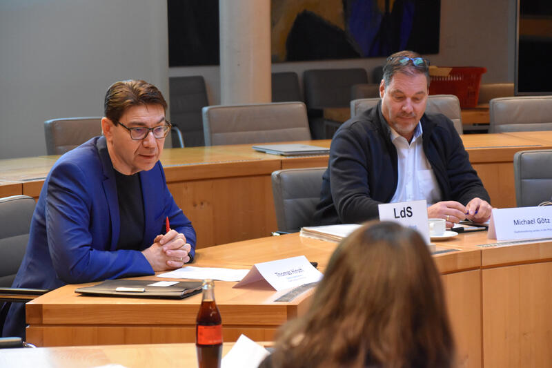 OB Thomas Hirsch (l.) und Hauptamtsleiter Michael G&ouml;tz bei der Sitzung des Verwaltungsstabs zur Energiekrise.