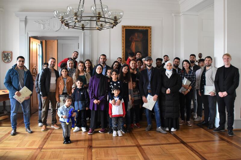 Sieben Frauen, 14 M&auml;nner sowie elf Kinder bzw. Jugendliche wurden jetzt im Landauer Rathaus bei einer kleinen Feierstunde offiziell eingeb&uuml;rgert.