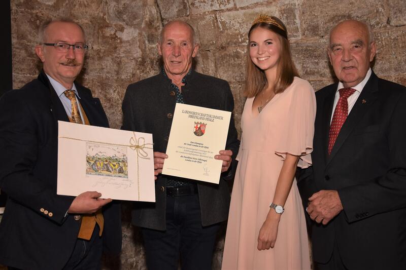 Beigeordneter Jochen Silbernagel (links) &uuml;berreicht gemeinsam mit der pf&auml;lzischen Weink&ouml;nigin Lea Ba&szlig;ler und Kammerpr&auml;sident &Ouml;konomierat Norbert Schindler (rechts) den Ehrenpreis der Stadt Landau an Horst Silbernagel aus M&ouml;rzheim.