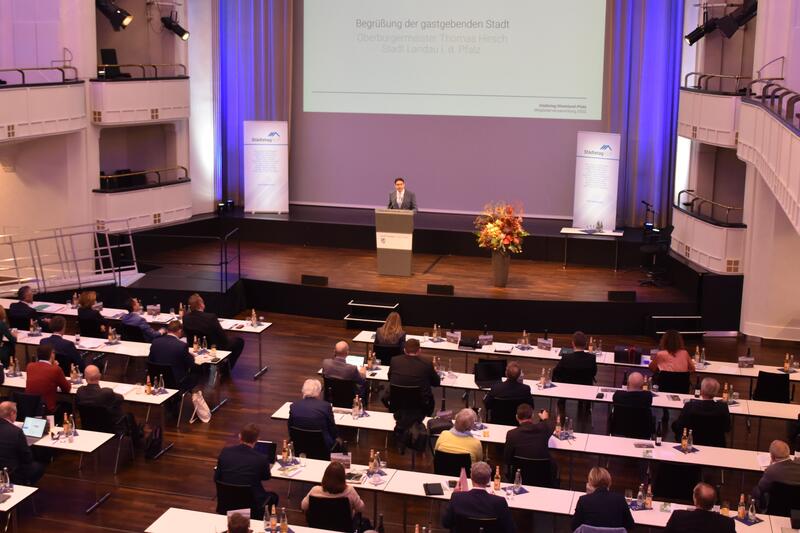 Mitgliederversammlung des rheinland-pf&auml;lzischen St&auml;dtetags in Landau: OB Thomas Hirsch wurde in der Sitzung als stellvertretender Vorsitzender verabschiedet. 