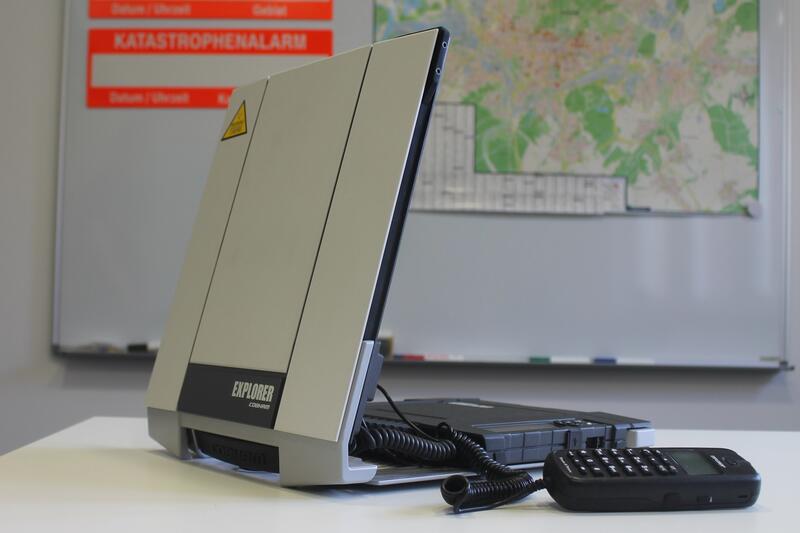 Mit der Satellitenkommunikationsanlage kann auch bei einem fl&auml;chendeckenden Stromausfall die grenz&uuml;berschreitende Kommunikation zwischen den Krisenst&auml;ben aufrechterhalten werden.