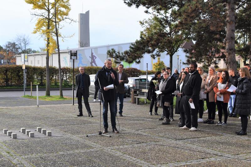 Vor der BBS in Landau wurden jetzt neun Stolpersteine in den Boden eingelassen - als Erinnerung an ehemalige Sch&uuml;lerinnen und Sch&uuml;ler, die von den Nationalsozialisten deportiert, ermordet oder zur Flucht gezwungen wurden.