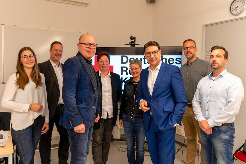 Wechsel im Landauer DRK-Vorstand: Vizepr&auml;sidentin Lena D&uuml;rphold (v.l.n.r.), der neue Leiter des Sozialdiensts Michael G&ouml;tz, der neue Pr&auml;sident Dr. Dominik Gei&szlig;ler, Gesch&auml;ftsf&uuml;hrerin Martina Bo&szlig;mann, die ehemalige Leiterin des Sozialdiensts Christine Baums