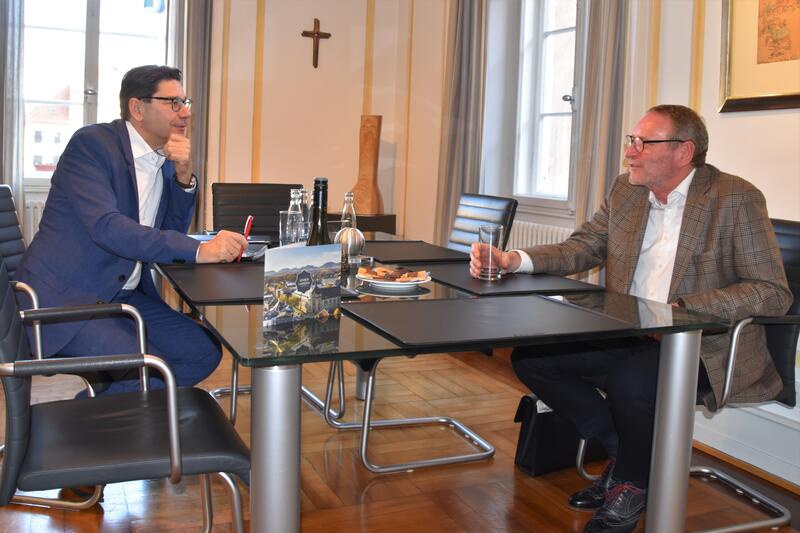 OB Thomas Hirsch (l.) und der deutsche Sparkassen-Chef Helmut Schleweis beim Austausch im Landauer Rathaus.