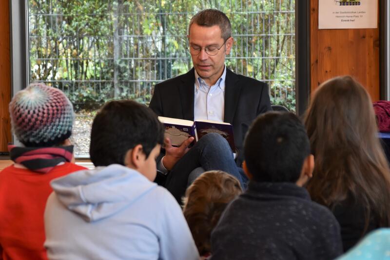 Am bundesweiten Vorlesetag hat B&uuml;rgermeister Dr. Maximilian Ingenthron Sch&uuml;lerinnen und Sch&uuml;lern der Thomas-Nast-Grundschule aus dem neuesten Band der Buchreihe &raquo;Die Schule der magischen Tiere&laquo; vorgelesen. 