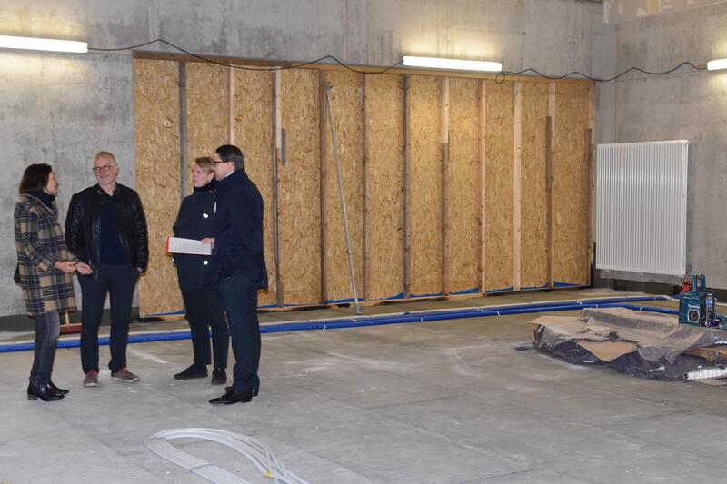 Ortsvorsteherin Dorothea M&uuml;ller, der stellvertretende GML-Werkleiter Markus Baumg&auml;rtner, GML-Dezernent Lukas Hartmann und OB Thomas Hirsch (v.l.n.r.) beim Vor-Ort-Termin auf der DGH-Baustelle in M&ouml;rzheim. 