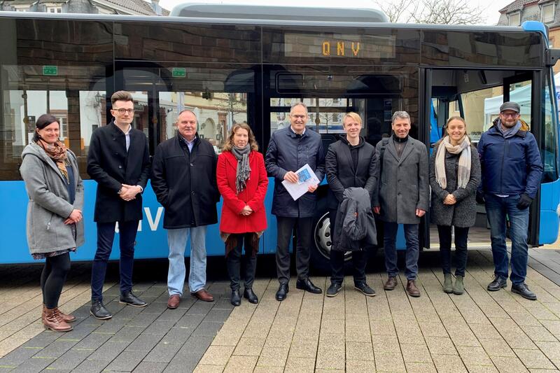 Uta Thier, Abteilung Planung und Angebot, VRN GmbH, Jan Demand, Betriebsleiter QNV, Arno Demand, Gesch&auml;ftsf&uuml;hrer QNV, Sabine Eichhorn, Abteilungsleiterin Aufgabentr&auml;gerbetreuung und Vergabe, VRN GmbH, Landrat des Kreises S&uuml;dliche Weinstra&szlig;e Dietmar Seefel
