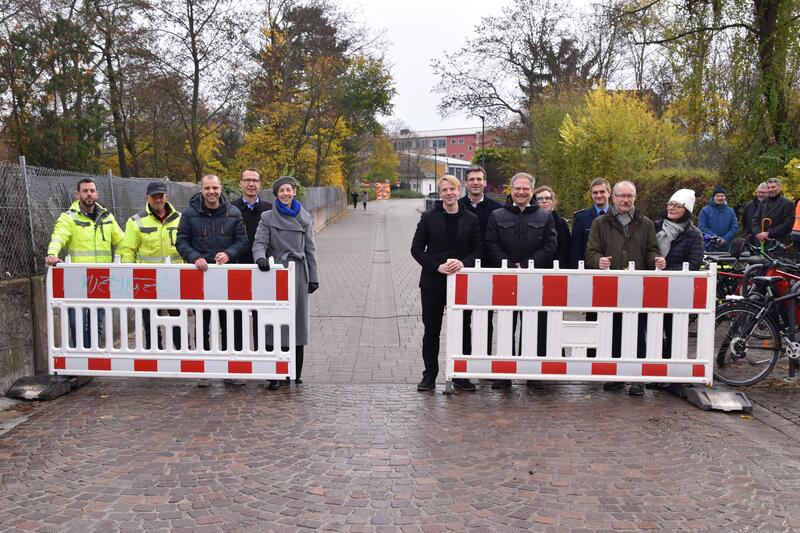 Verkehrsfreigabe u.a. mit Landaus Verkehrsdezernent Lukas Hartmann, Landaus ehrenamtlichem Beigeordneten Jochen Silbernagel und dem Landtagsabgeordneten Florian Maier: Die Fortstra&szlig;e in Landau ist wieder offen. 