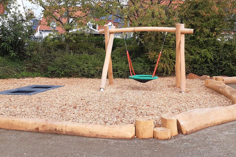 : Das Doppel-Bodentrampolin und die Nestschaukel sind zwei neue Attraktionen auf dem teilsanierten Spielplatz „An der Kiesgrube“ in Godramstein. 