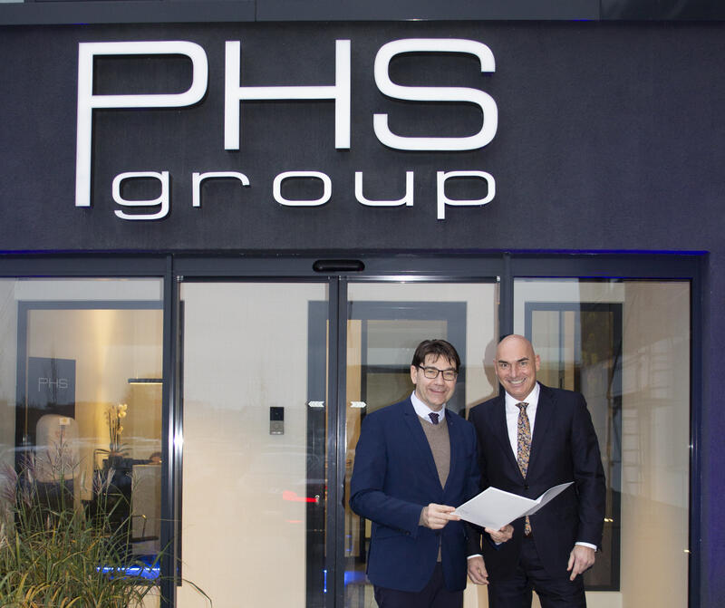 Vor dem neuen Hauptsitz der PHS Group: Landaus OB Hirsch (links) sowie Inhaber und Gesch&auml;ftsf&uuml;hrer Peter H&uuml;ftlein-Seeger. 