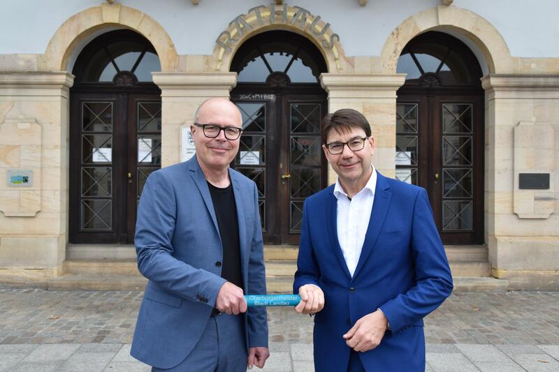 Die Staffelholz-&Uuml;bergabe in Landau von Thomas Hirsch (r.) auf Dr. Dominik Gei&szlig;ler steht unmittelbar bevor. 