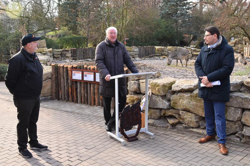 Bei bestem Winterwetter wurde jetzt der neue Gehegeteil der Afrikaanlage im Zoo Landau offiziell &uuml;bergeben: vom Freundeskreisvorsitzenden Dr. Helmuth Back (M.) an OB Thomas Hirsch (r.) und Zoodirektor Dr. Jens-Ove Heckel. 