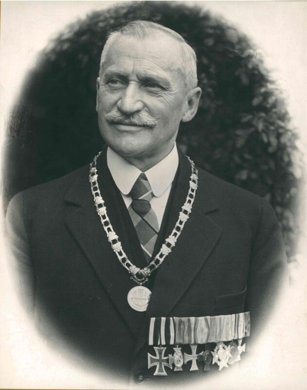 Lie&szlig; 1930 die Landauer Amtskette anfertigen: B&uuml;rgermeister Dr. Ludwig Ehrenspeck. 