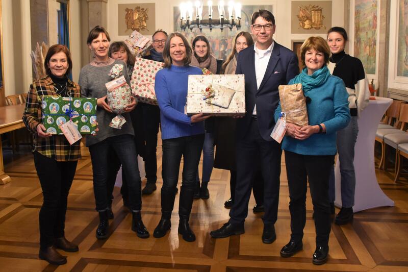 OB Thomas Hirsch (vordere Reihe 2. v. r.) und Haus der Familie-Leiterin Susanne Burgd&ouml;rfer (vordere Reihe 3. v. l.) bei der symbolischen Geschenk&uuml;bergabe an Vertreterinnen und Vertreter der beteiligten Einrichtungen. 
