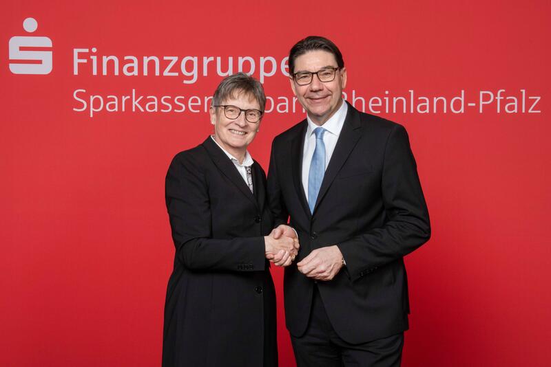 Die bisherige Pr&auml;sidentin des rheinland-pf&auml;lzischen Sparkassenverbandes Beate L&auml;sch-Weber und ihr Nachfolger Thomas Hirsch bei der offiziellen Amts&uuml;bergabe.
