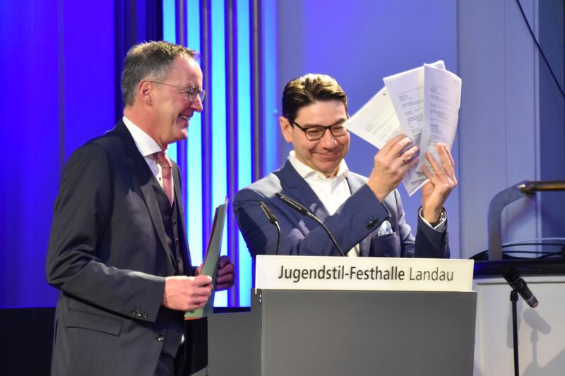 Als &raquo;Abschiedsgeschenk&laquo; f&uuml;r den scheidenden OB: Innenminister Michael Ebling (l.) &uuml;berreichte Thomas Hirsch drei F&ouml;rderbescheide vom Land.