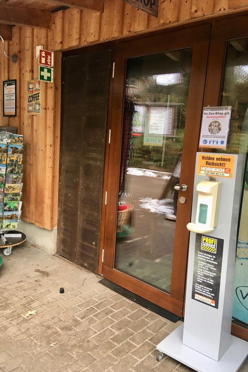 Das mit massiver Gewalt ausgehebelte Fenster an der Zoogastst&auml;tte in Landau. 