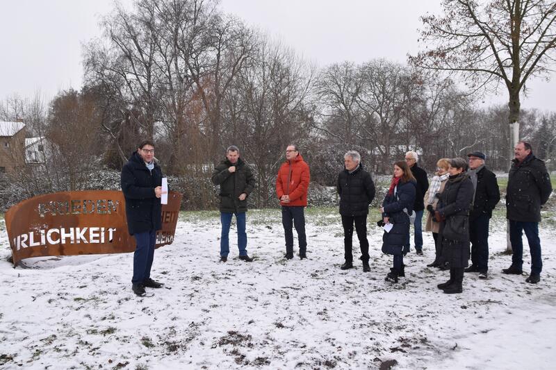 OB und Schirmherr Thomas Hirsch (l.) gemeinsam mit den Verantwortlichen des Werte-Projekts bei der offiziellen Vorstellung der Stahlskulptur auf dem ehemaligen Landesgartenschaugel&auml;nde. 