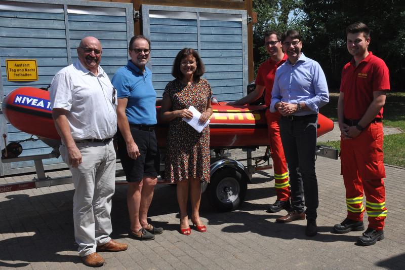 &Uuml;bergabe des neuen Motorrettungsboots an die DLRG Ortsgruppe Landau (v.l.n.r.): Kreisbeigeordneter Helmut Gei&szlig;er, Landtagsabgeordneter Wolfgang Schwarz, Landr&auml;tin Theresia Riedmaier, Technischer Leiter der DLRG Ortsgruppe Landau Simon Nichterlein, Oberb&uuml;r