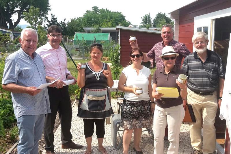 Spie&szlig;ig war gestern: Der Schrebergarten liegt wieder voll im Trend! Oberb&uuml;rgermeister Thomas Hirsch (2.v.l.) hat die Kleingartenanlage auf dem ehemaligen LGS-Gel&auml;nde jetzt gemeinsam mit Mitgliedern des Kleingartenvereins am Ebenberg der Jury des Landeswet