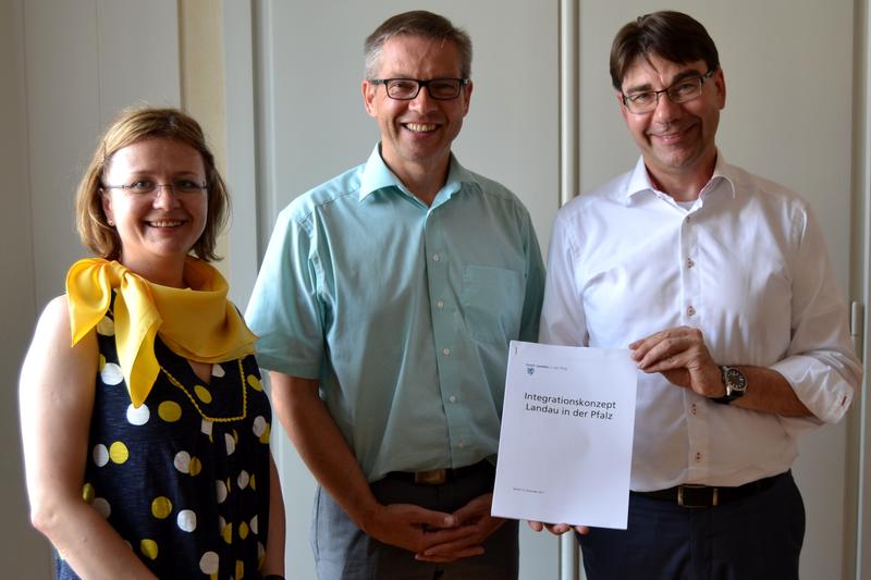 Freuen sich &uuml;ber die Fortschreibung zu einem &raquo;Integrationskonzept 2.0&laquo; (v.l.n.r.): Die st&auml;dtische Integrationsbeauftragte Elena Schwahn, Demografie- und Integrationsexperte Dr. Winfried K&ouml;sters und Oberb&uuml;rgermeister und Sozialdezernent Thomas Hirsch.
