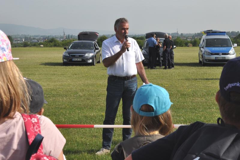 Beigeordneter und Umweltdezernent Rudi Klemm begr&uuml;&szlig;te die teilnehmenden Sch&uuml;lerinnen und Sch&uuml;ler beim Umweltaktionstag auf dem Ebenberg. 