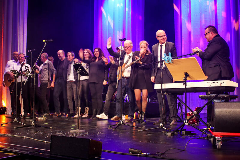 &raquo;We are the world&laquo;: Die B&uuml;hne beim Neujahrsempfang der Stadt Landau geh&ouml;rte in diesem Jahr den K&uuml;nstlerinnen und K&uuml;nstlern.