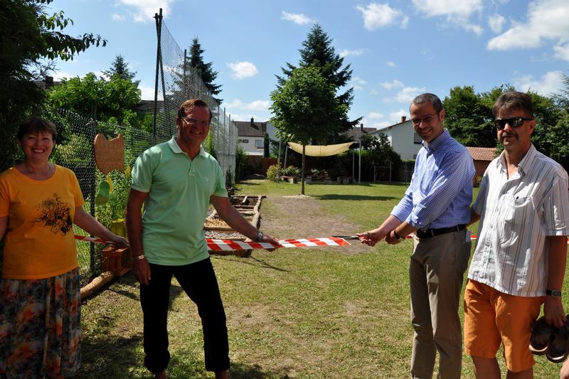 &Uuml;bergaben den Barfu&szlig;pfad auf der Schulwiese seiner Bestimmung (v.l.n.r.): Schulleiterin Renate Weigand, Queichheims Ortsvorsteher J&uuml;rgen Doll, B&uuml;rgermeister und Schuldezernent Dr. Maximilian Ingenthron und M&ouml;rlheims Ortsvorsteher Joachim Arbogast. 