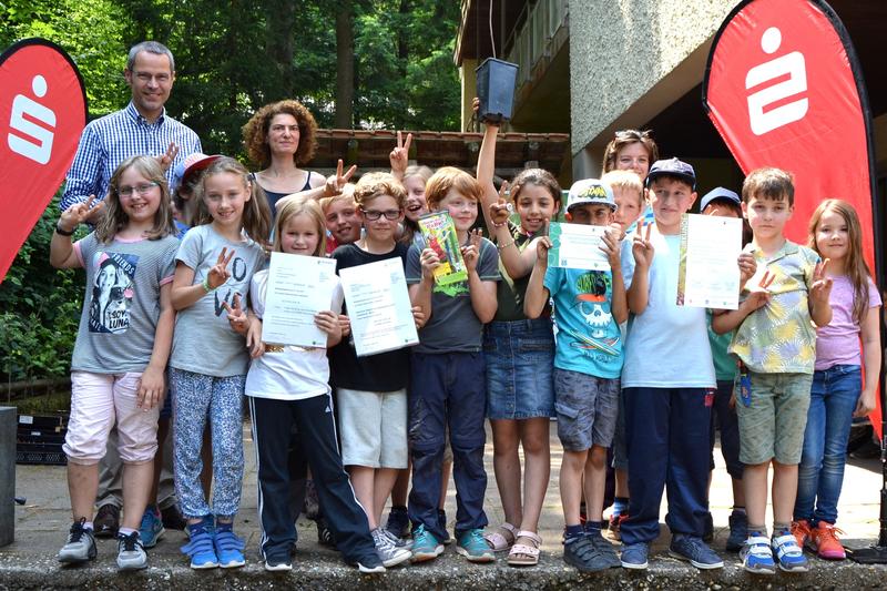 Landaus B&uuml;rgermeister und Schuldezernent Dr. Maximilian Ingenthron nahm gemeinsam mit der Leiterin des Forstamts Haardt, Ulrike Abel, die Siegerehrung der Waldjugendspiele auf dem Taubensuhl vor.