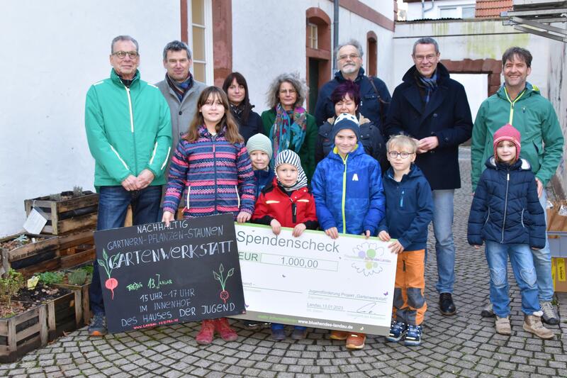 1.000 Euro gab es vom Freundeskreis Bl&uuml;hendes Landau f&uuml;r die Gartenwerkstatt der st&auml;dtischen Jugendf&ouml;rderung.