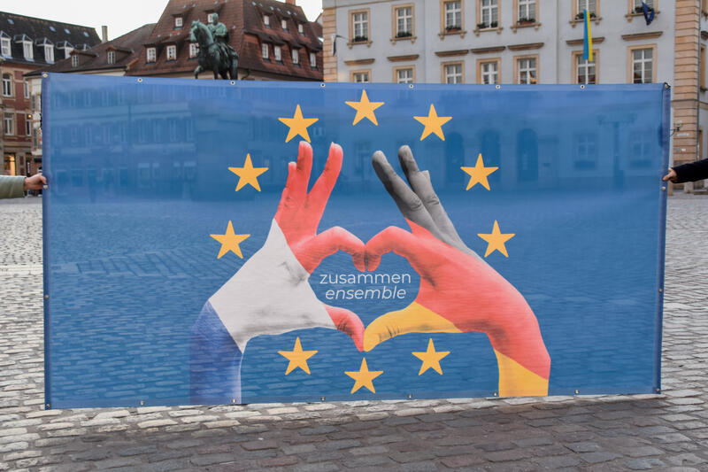 &raquo;zusammen - ensemble&laquo; steht auf dem Banner, das am Samstag, 21. Januar, und Sonntag, 22. Januar, anl&auml;sslich des Deutsch-Franz&ouml;sischen Tags das Rathaus schm&uuml;ckt. 