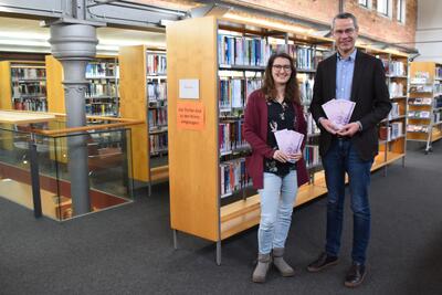 Bild vergr&ouml;&szlig;ern: B&uuml;rgermeister Dr. Maximilian Ingenthron und Bibliotheksleiterin Miriam J&ouml;st freuen sich auf das erste Halbjahr der 39. Landauer B&uuml;chereitage.