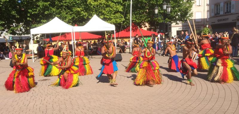 Mehr als 500 T&auml;nzerinnen und T&auml;nzer aus aller Welt feiern in der Hagenauer Innenstadt das &raquo;Festival der Rhythmen und Farben&laquo;.