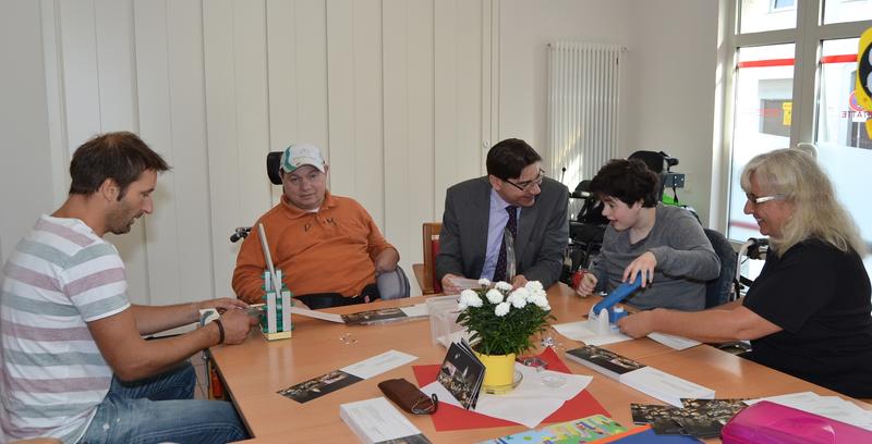 Menschen mit Behinderung, die am Projekt LiLi (&raquo;Leben in Landau inklusiv&laquo;) des Caritas-F&ouml;rderzentrums St. Laurentius und Paulus  teilnehmen, hatten im vergangenen Jahr die Weihnachtskarten von Oberb&uuml;rgermeister Thomas Hirsch gestaltet. Bei den Goetheparkp
