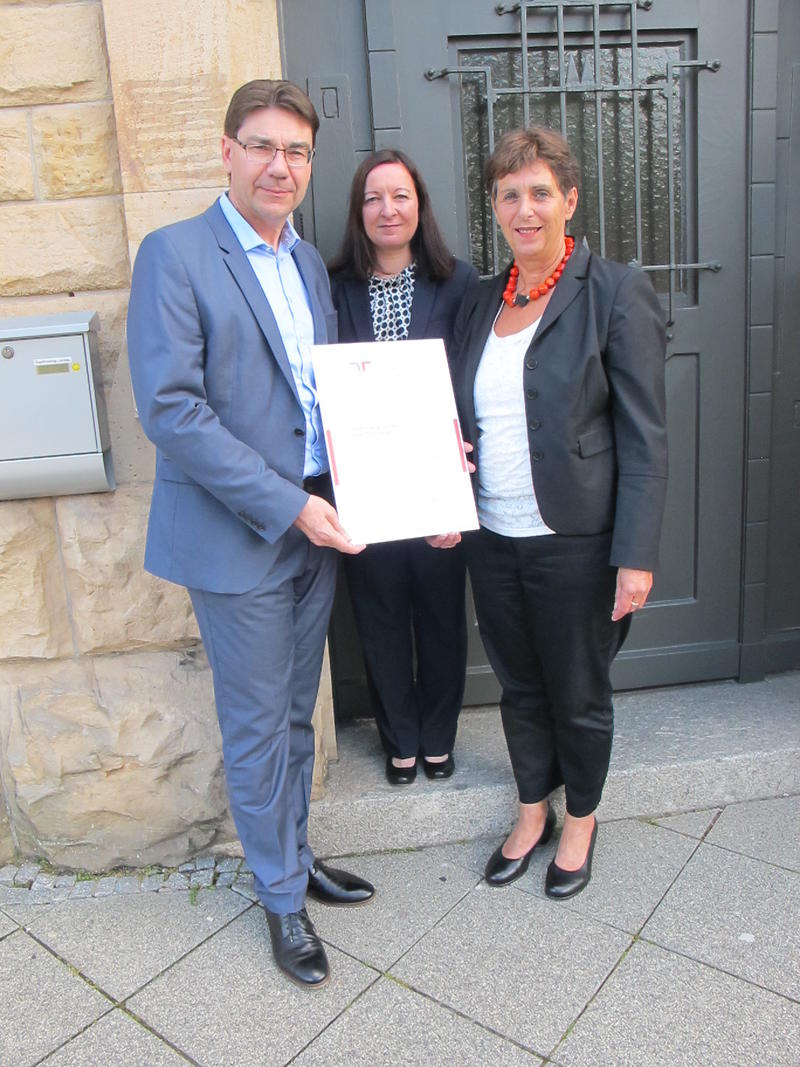 Oberb&uuml;rgermeister und Stadtholding-Gesch&auml;ftsf&uuml;hrer Thomas Hirsch, Projektbeauftragte bei der Stadtholding Landau in der Pfalz GmbH, Gabriele Fast-Lahmert und Auditorin Sigrid Bischof.