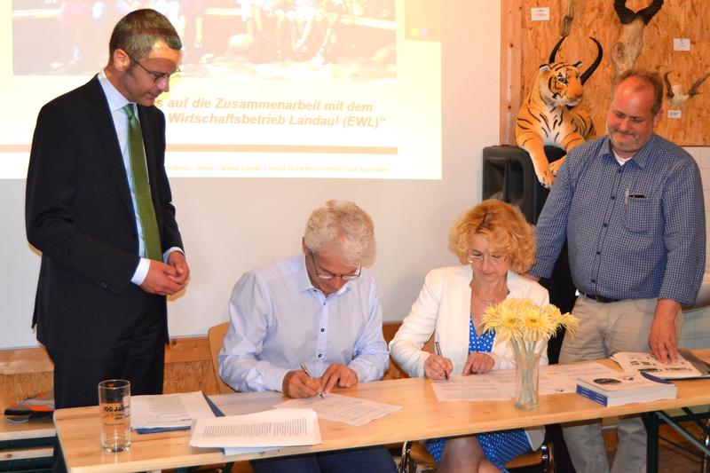 Dr. Maximilian Ingenthron, Bernhard Eck, Dr. Gudrun Hollstein und Dr. Jens-Ove Heckel bei der Unterzeichnung des Kooperationsvertrags.